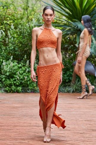 Conjunto com Textura Ginger e La Sirene Set Julia Laranja - Top e Saia