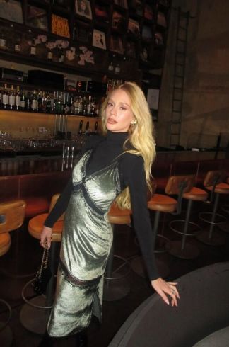 Vestido Midi em Veludo e Renda Casulo Antena Verde