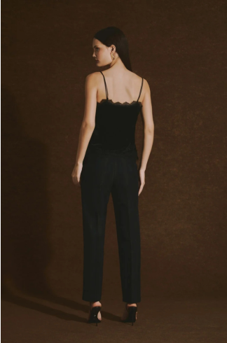 Calça Cenoura em Alfaiataria Casulo Besouro Preto e Azul